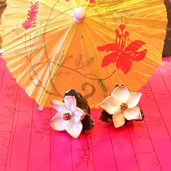 Vintage Tiki Flower Clip on Earrings Hand … - Picture 3 of 7